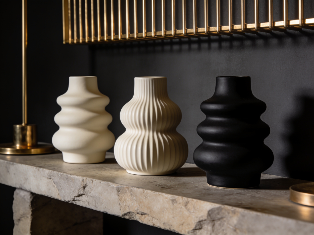 Trio de vases en céramique mate crème et noir sur une console, décor Héléa