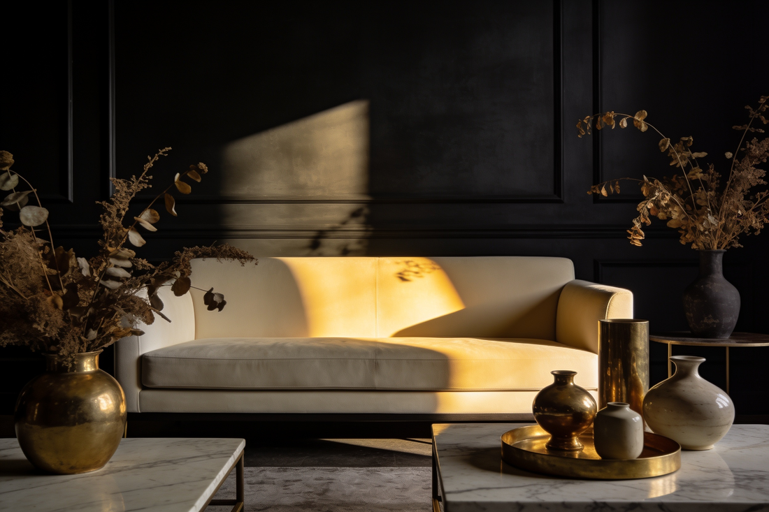 Salon dark-luxury Héléa, lumière dorée sur matières charbon, crème et laiton