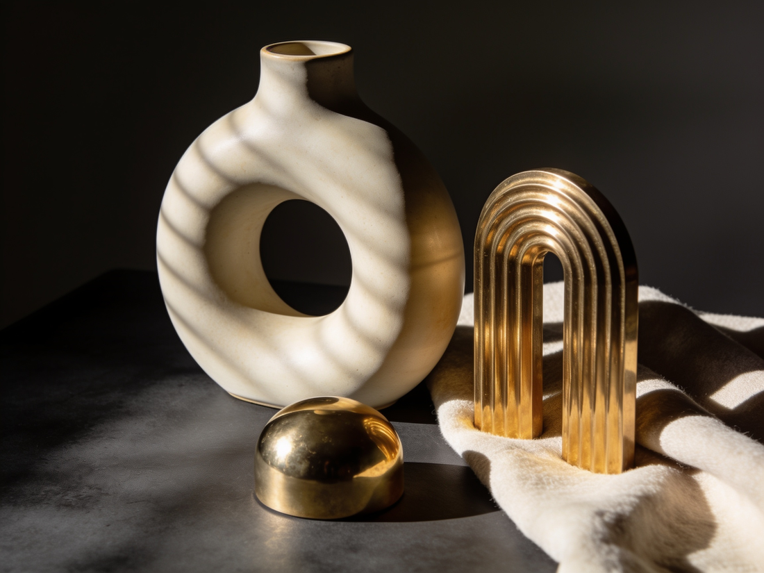 Sélection de cadeaux déco Héléa en céramique et laiton sur fond charbon