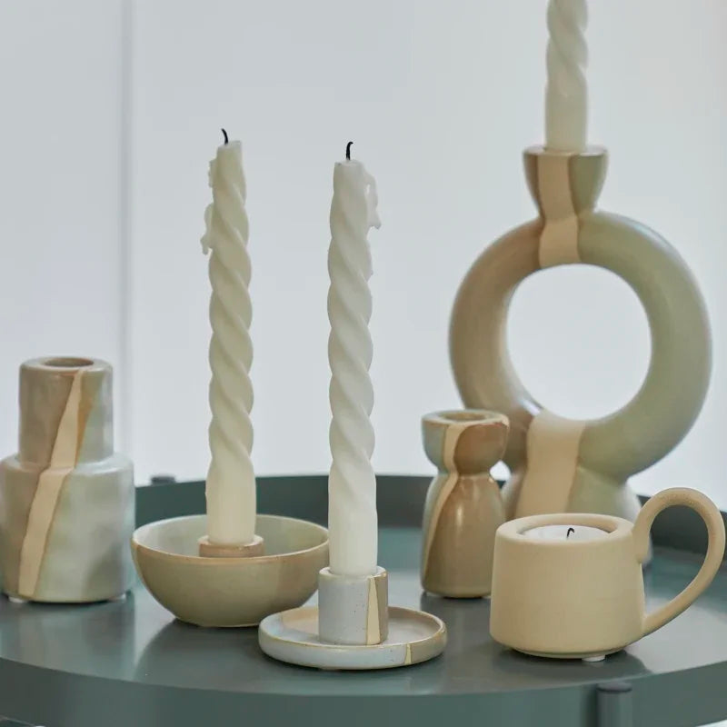Bougeoirs Argile Héléa en céramique mate, tons grège et sable, pour bougies longues