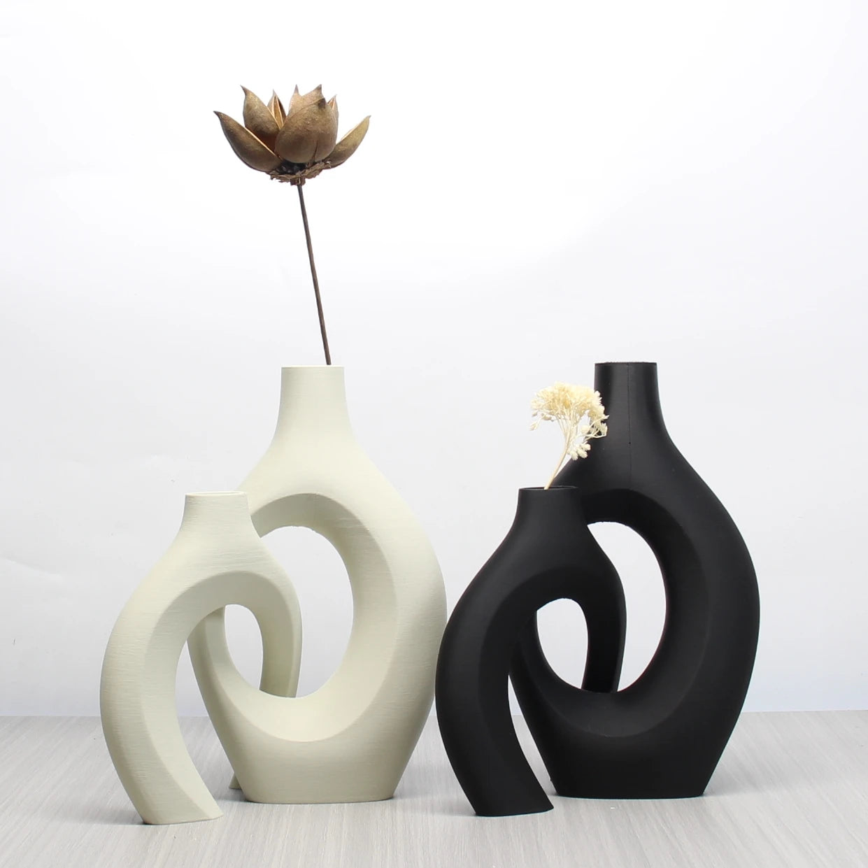 Duo de vases Anneau Héléa en céramique mate, un crème et un noir percés d'un anneau