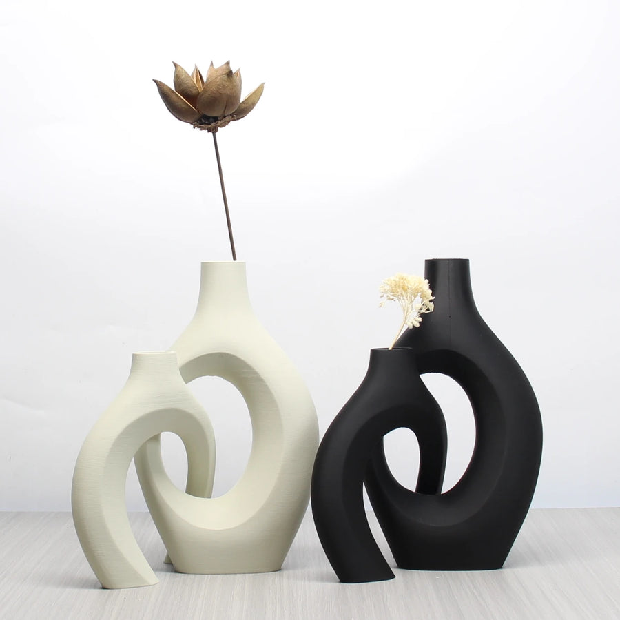 Duo de vases Anneau Héléa en céramique mate, un crème et un noir percés d'un anneau