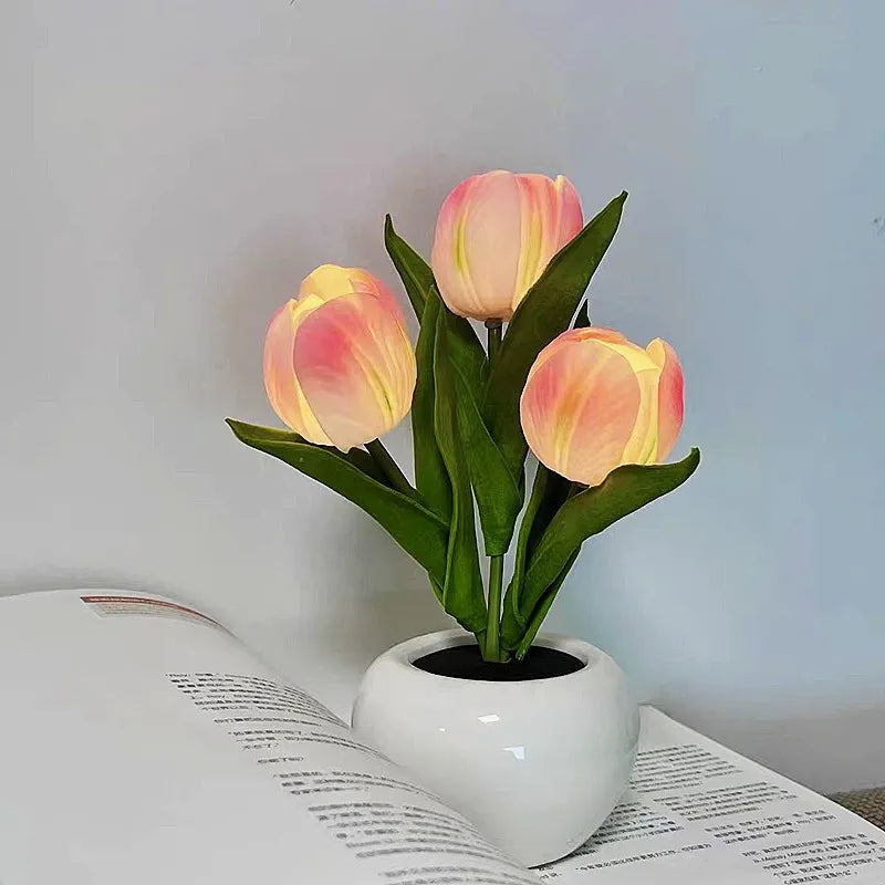 Lampe Tulipes Héléa, trois fleurs en tissu lumineuses dans un pot en céramique
