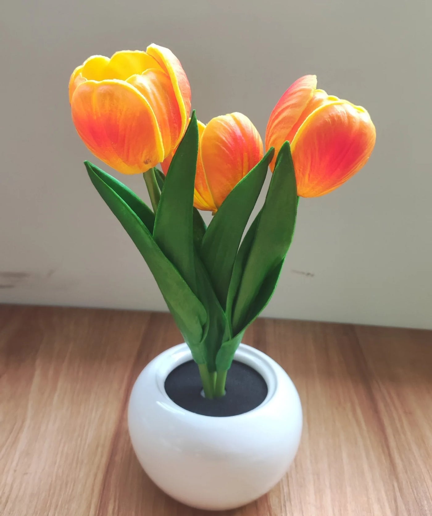Lampe Tulipes — trois fleurs, pot céramique