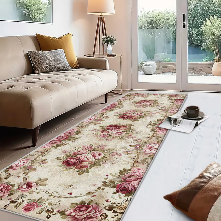 Tapis Fleurs anciennes Héléa, motif de roses fanées sur fond crème, dos antidérapant