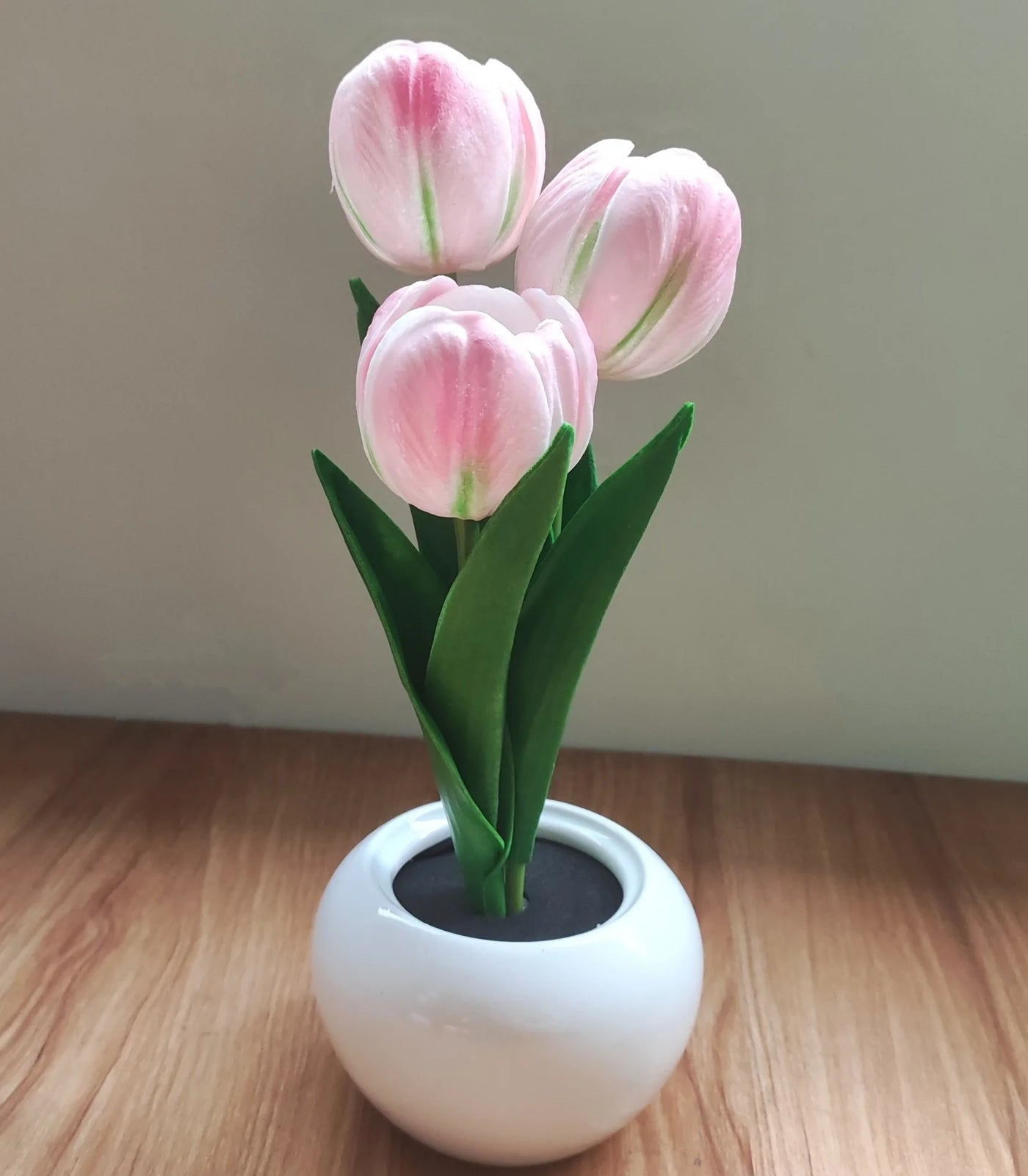 Lampe Tulipes — trois fleurs, pot céramique